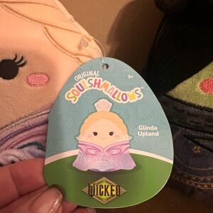 Fan de Wicked? Peluches Squishmallows tendrán su versión de Elphaba y Glinda, pero siguen sin
